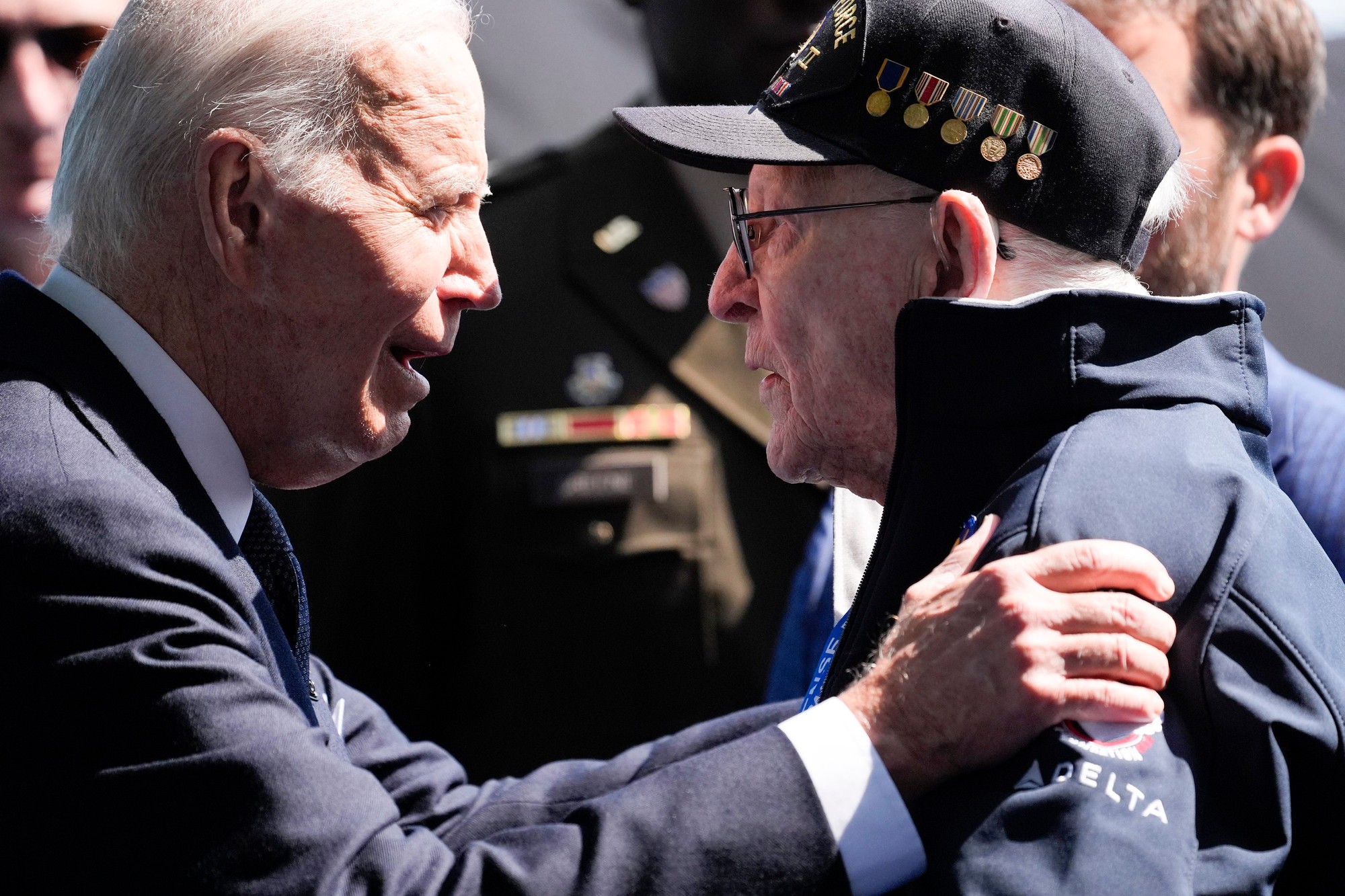 Americký prezident Joe Biden sa zdraví s veteránom z II. svetovej vojny.