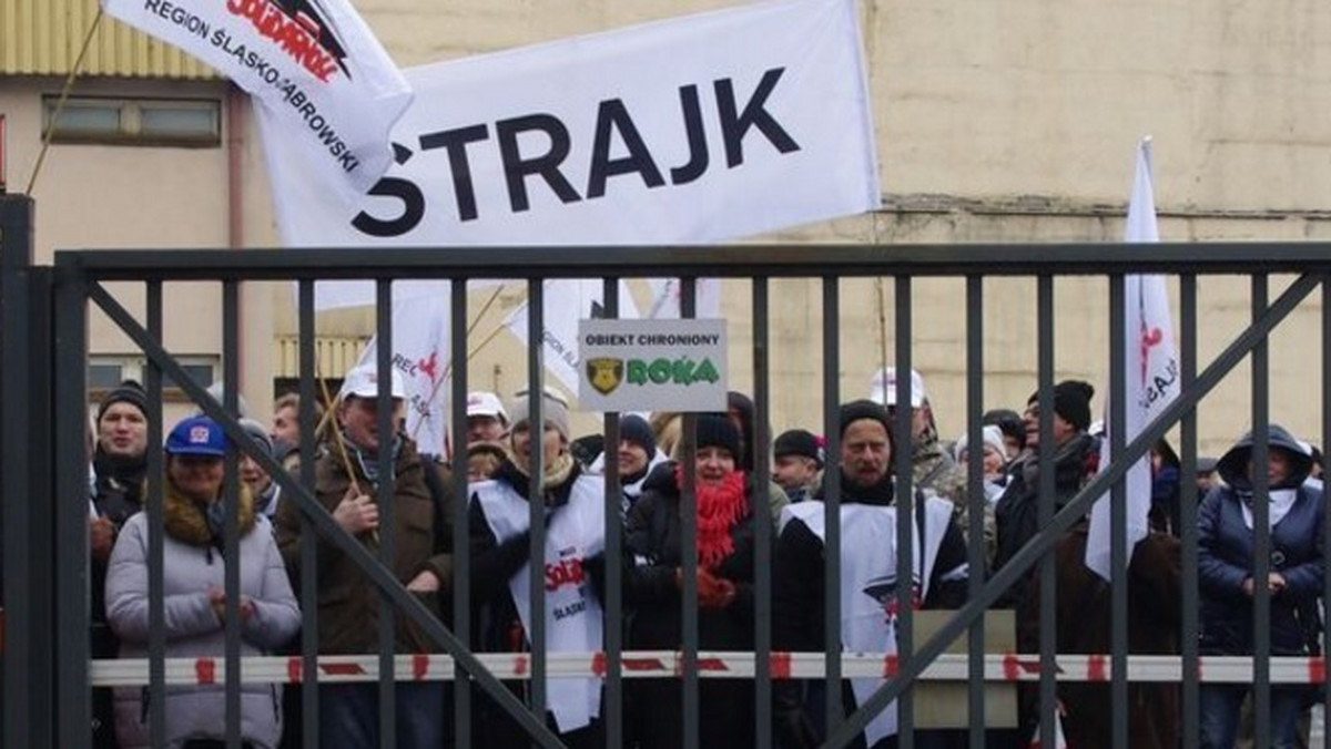 Już ponad tydzień trwa strajk w odlewni żeliwa w Zawierciu. Protestujący domagają się 2,50 zł podwyżki za godzinę pracy robotnika i 400 zł brutto dla pracowników umysłowych. Jak podają przedstawiciele związków zawodowych, większość z ponad 500-osobowej załogi zarabia na rękę 1500 zł za miesiąc pracy. Dziś sytuacją w odlewni zajmuje się Wojewódzka Rada Dialogu Społecznego w Katowicach.