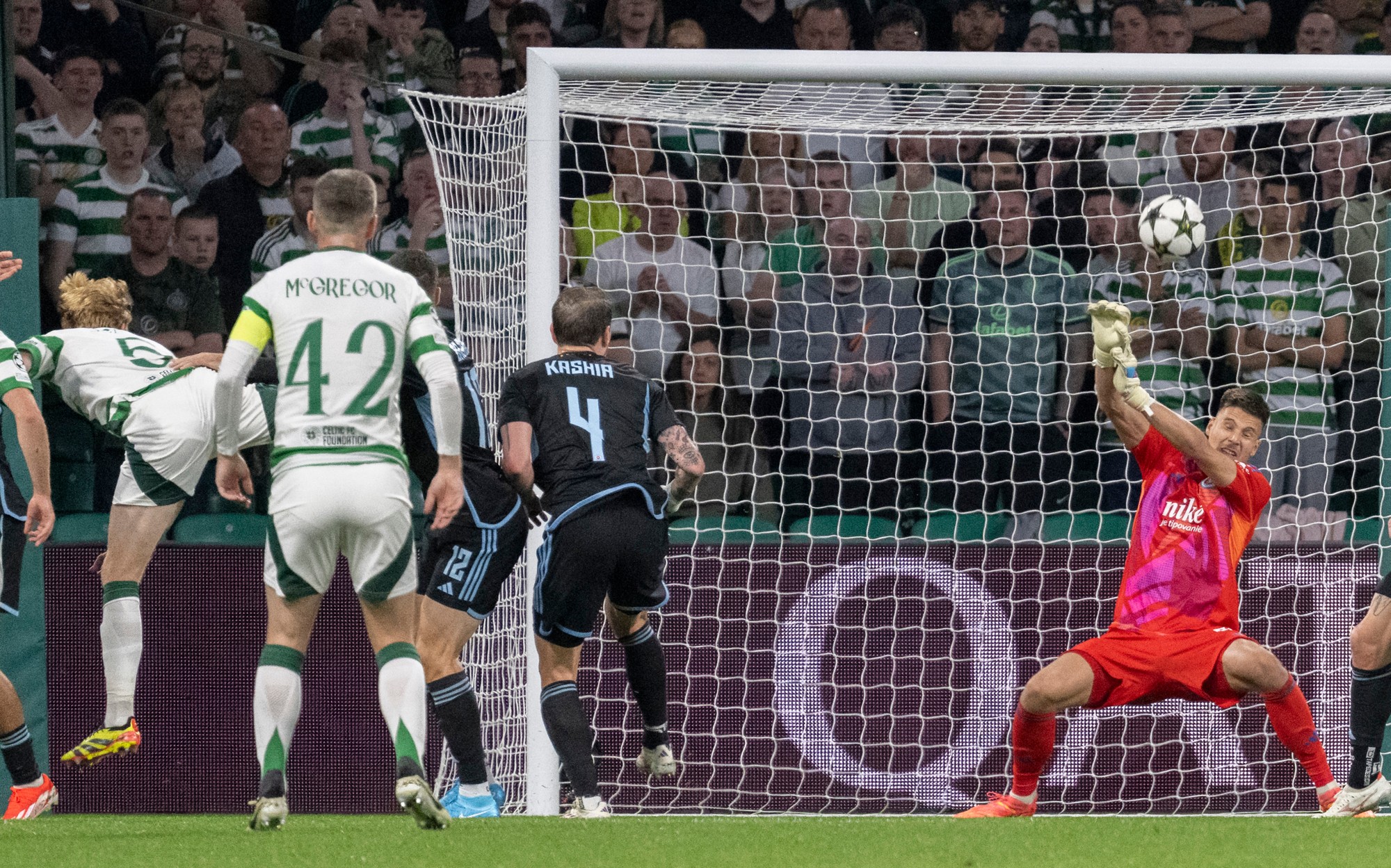 Liam Scales (vľavo) zo Celticu Glasgow dáva gól, druhý vľavo jeho spoluhráč Callum McGregor, slovanisti Guram Kašia a brankár Dominik Takáč (vpravo).