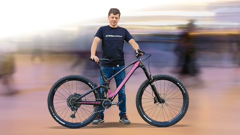 Paweł Marczak jest „pasjonatem grawitacji”. Brakowało mu na rynku idealnego roweru do downhillu, więc postanowił sam go stworzyć. Tak powstała manufaktura Antidote Bikes.