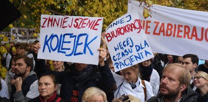 Pikieta lekarzy rezydentów przed kancelarią Szydło i protesty w całej Polsce!