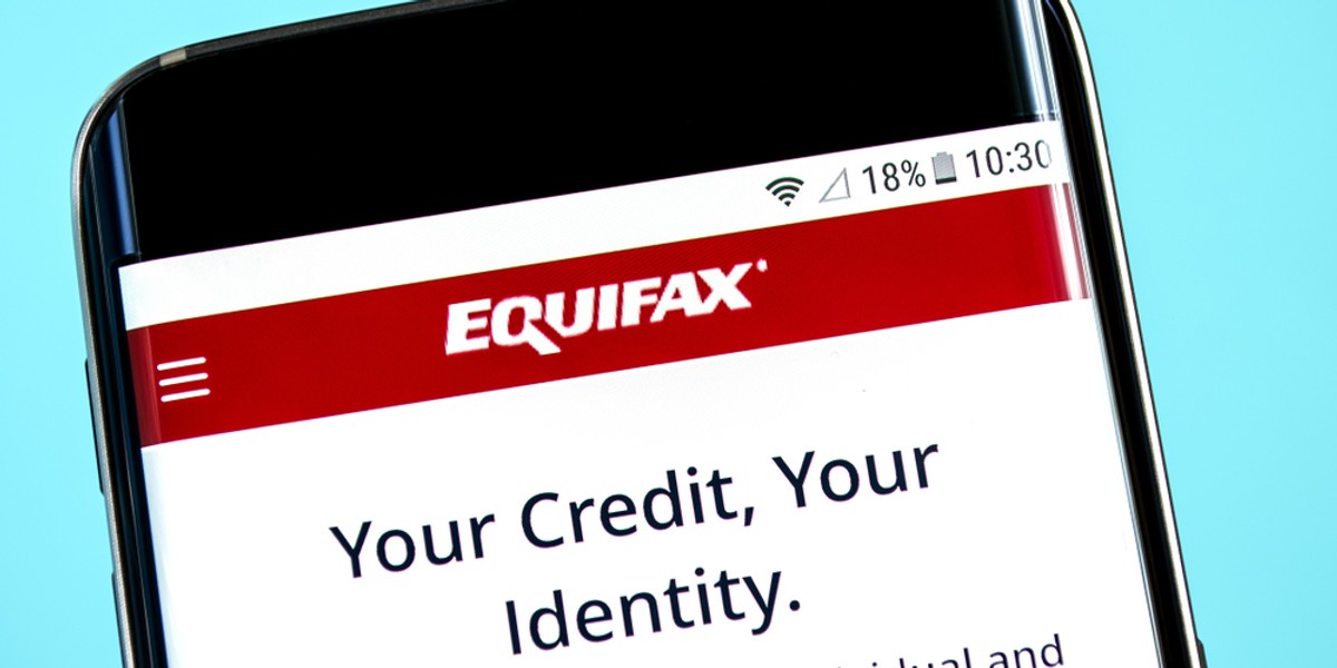 Equifax to firma, która świadczy usługi głównie dla biznesu, zajmująca się analizą kredytową i doradztwem. W 2017 roku doszło do wycieku danych prawie 145 mln Amerykanów z jej systemów.