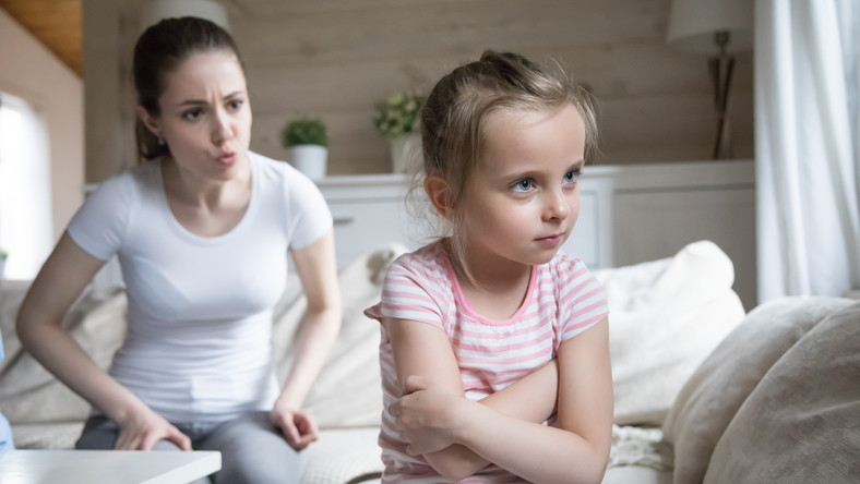 Dlaczego dzieci kłamią: jak je tego oduczyć? Co może zrobić rodzic?