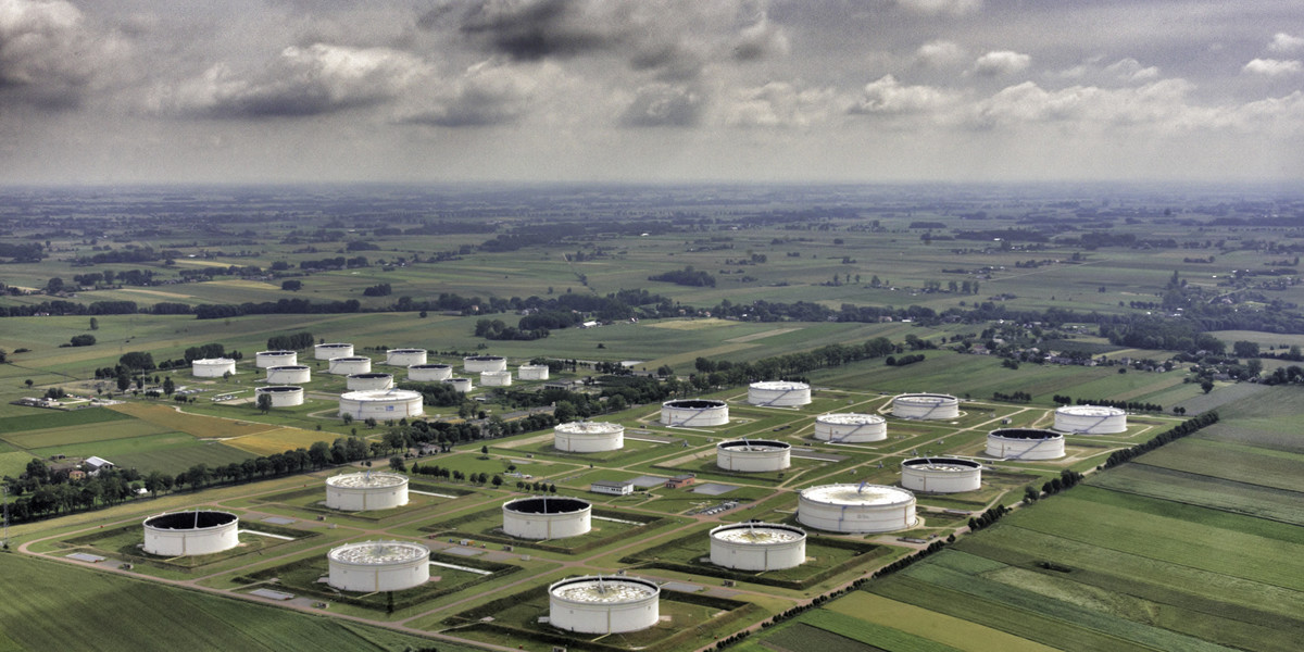 Baza magazynowa ropy naftowej. Zbiorniki ropy, których operatorem jest Przedsiębiorstwo Eksploatacji Rurociagów Naftowych "Przyjazn". PERN  zarządza też oddanym do użytku w 2016 r. morskim Terminalem Naftowym w Gdańsku.