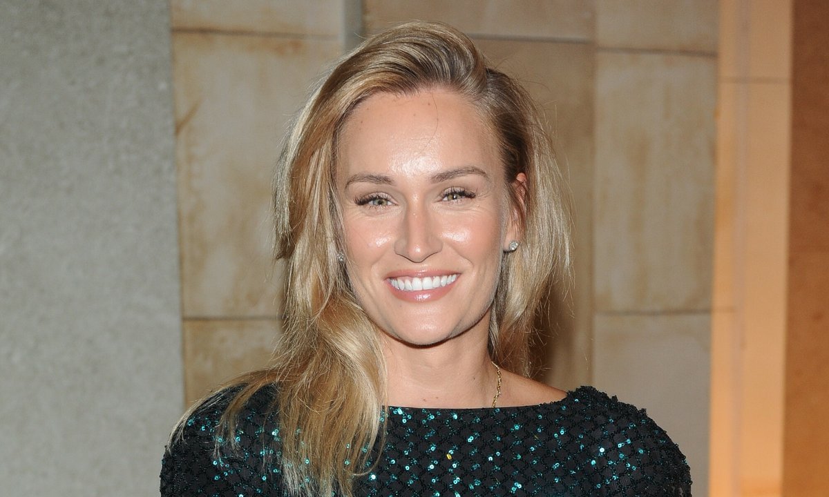 Słynna "królowa pieczarek" w stylizacji na medal. Postawiła na mini i modną kratę