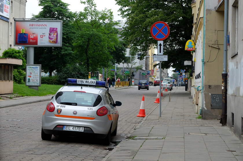 Radiowóz straży miejskiej na ulicy