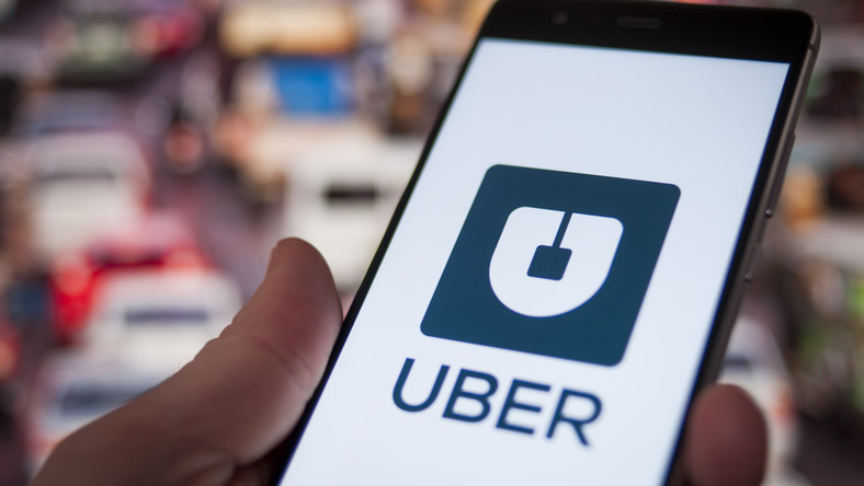 Rząd zaostrzy przepisy dotyczące kierowców jeżdżących dla firm pośredniczących w przewozach - informuje "Rzeczpospolita". Jak podaje gazeta, Uber i Taxify zadeklarowali, że dostosują się do planowanych zmian.