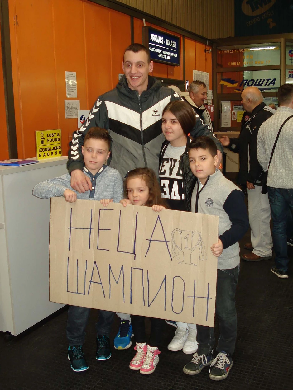 Nemanja Tadić sa najmlađim obožavaocima 