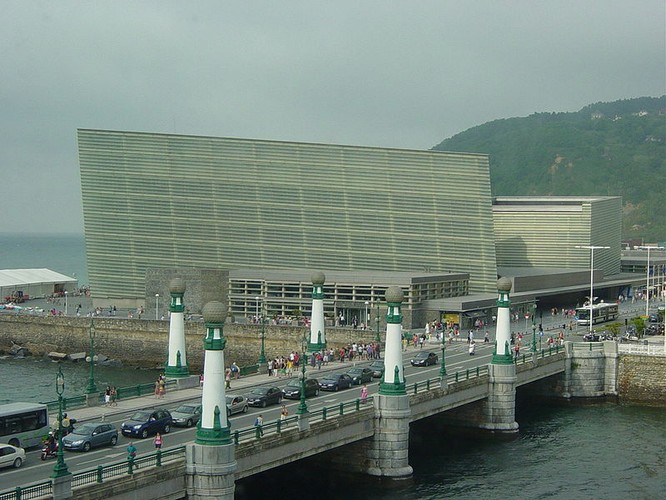 Kompleks Kursaal w San Sebastián otworzony w 1999 roku składa się m.in. z sali koncertowej na 1,8 tys. osób. To tutaj co roku odbywa się największy hiszpański festiwal filmowy San Sebastian International Film Festival organizowany od lat 50. Budynki zaprojektował rodzimy hiszpański architekt Rafael Moneo. UE wyróżniła projekt w 2001 roku. 
Fot. Generalpoteito, CC BY-SA 2.5