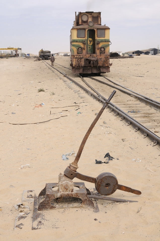 Kultowy pociąg z rudą żelaza Zoueratu do Nouadhibou w Mauretanii