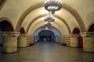 Alarm przeciwlotniczy w Kijowie. Cztery stacje metra zamieniono w schrony