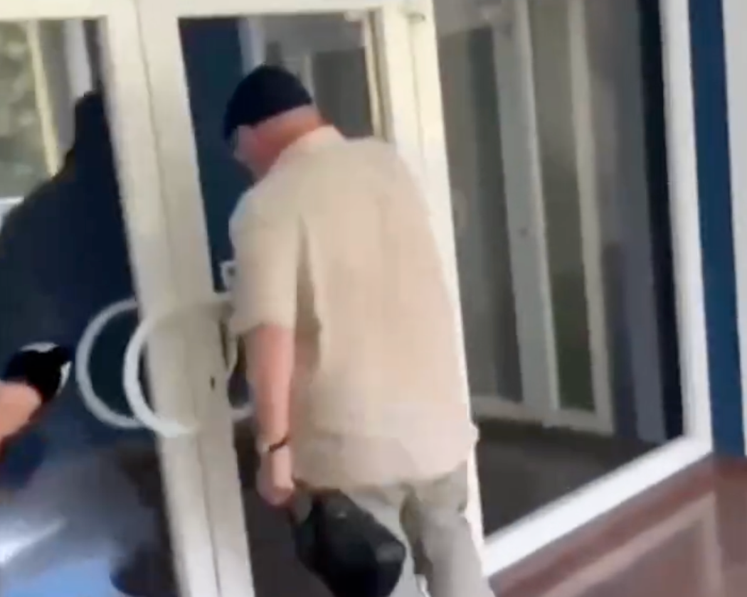 Expredseda FPU Matúš Oľha zutekal pred novinármi.