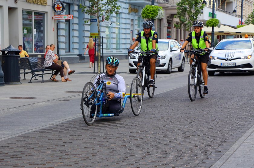 Dwa tysiące kilometrów pedałował rękami