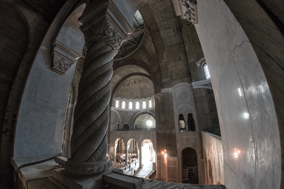 Unutrašnjost hrama iz sasvim drugačije perspektive