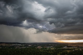 Nadchodzi kulminacja opadów. Możliwe lokalne podtopienia