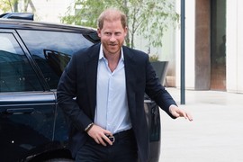 Ljudi su čuli šta je Hari rekao dok je prilazio očevoj kući i PROŠLA IH JE JEZA: Čarls pre 4 meseca nije imao vremena da se vidi sa sinom, on mu OVAKO UZVRATIO? Sastanak trajao 55 minuta, princ otkrio DETALJE