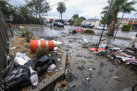 Skutki tornada na przedmieściach Los Angeles