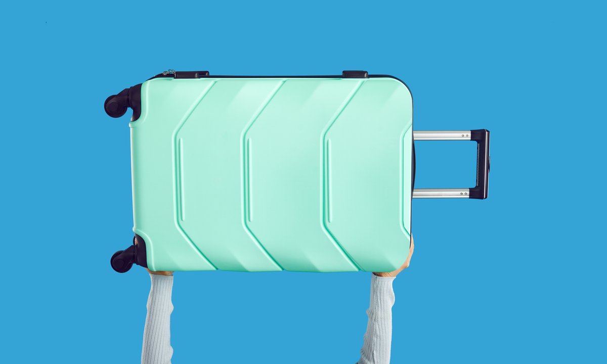 Jest tania, odporna na zarysowania i ma szyfrowany zamek. Ta miętowa walizka to zakup na lata