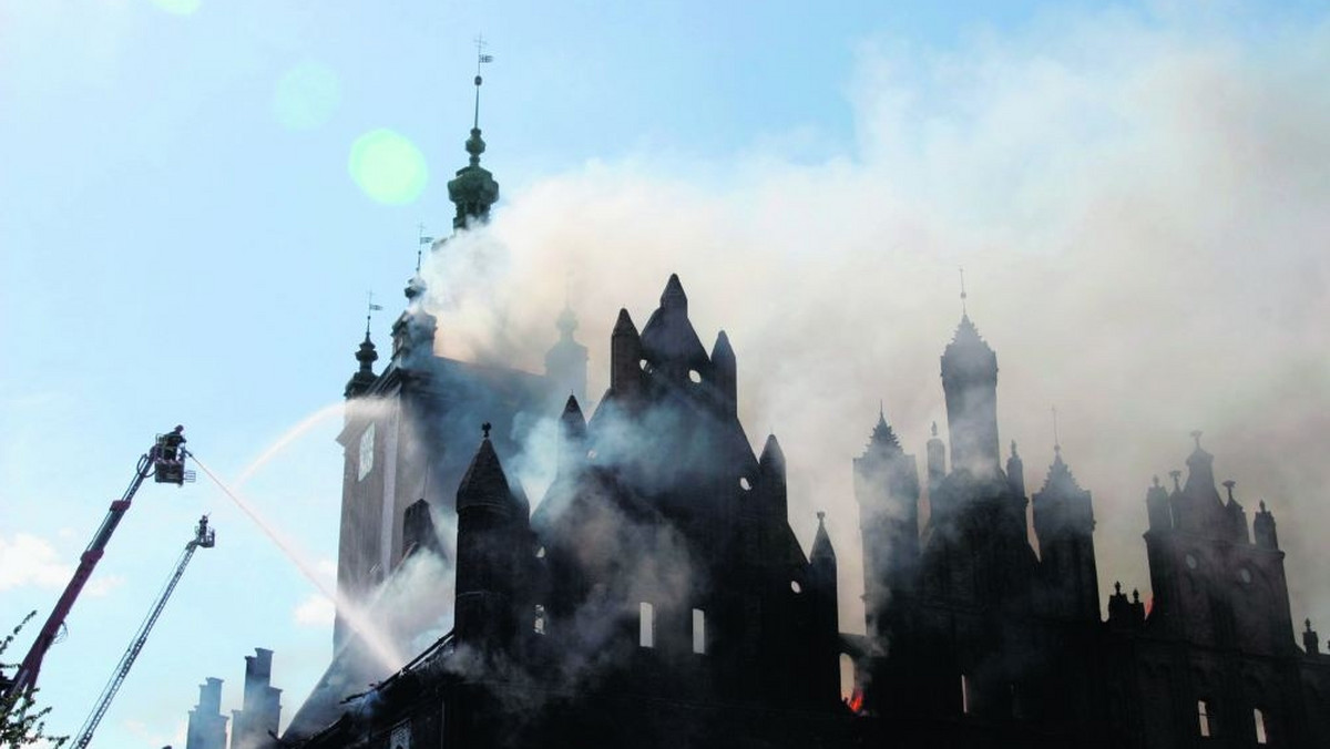 Ostatni etap odbudowy kościoła św. Katarzyny w Gdańsku - remont hełmu wieży, który miał się zakończyć z końcem minionego roku - przedłuży się o miesiąc. Świątynia została zniszczona w pożarze w maju 2006 r.