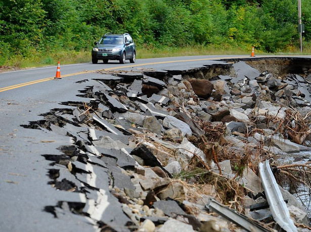 Bilans Irene: 44 zabitych, powodzie i miliony ludzi bez prądu