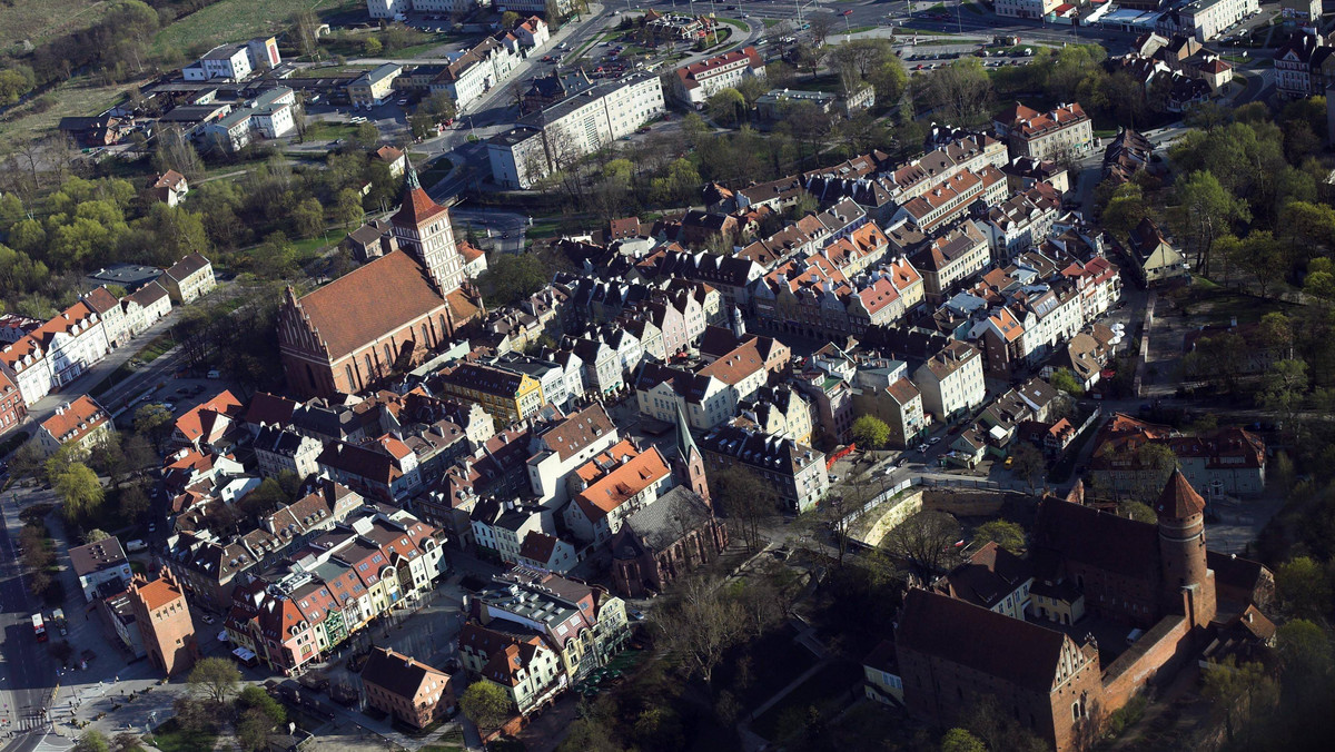 Władze Olsztyna chcą "uspokoić" ruch samochodowy w Śródmieściu i planują wprowadzić dla kierowców ograniczenia prędkości do 30 kilometrów na godzinę. Takie rozwiązanie - według urzędników - może poprawić płynność jazdy w centrum miasta.