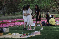 "Wybuchowe ożywienie" turystyki w Chinach. "Góra ludzi, nie da się przejść"