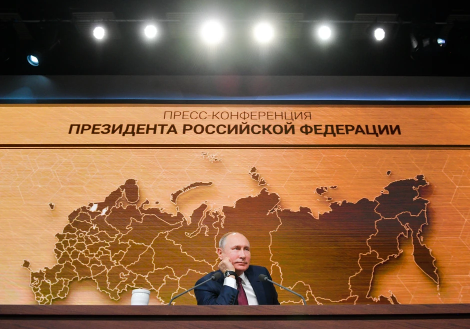 Putin i zastava Rusije podeljena na regione 