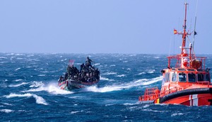 des-garde-cotes-espagnol-avec-un-bateau-de-migrants-pres-d-el-hierro-en-aout-2024-photo-sipa-sopa-images-1727515252