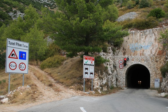 Mrak, voda i prolaz širok jedva dva metra: Jezivi tunel na hrvatskom ostrvu tera strah u kosti ali krije i jednu NEOBIČNU tajnu
