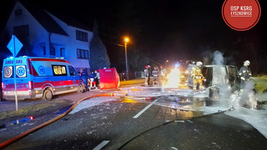 Dwa samochody stanęły w płomieniach. Nie żyje 25-letni kierowca