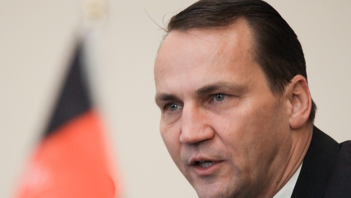 Szef MSZ Radosław Sikorski powiedział w Moskwie, że trzyma za słowo szefa rosyjskiej dyplomacji Siergieja Ławrowa, który zadeklarował, iż Rosja podejmie wszystkie kroki, by jak najszybciej przekazać do Polski wrak samolotu Tu-154M. Ławrow podkreślał, że Rosja zrobi to nie dlatego, "że poprosi nas o to UE czy USA, ale dlatego że rozumiemy głębię tragedii, która dotknęła Polskę".