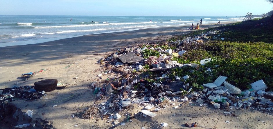 Na plażach po wizycie turystów zalegają tony śmieci