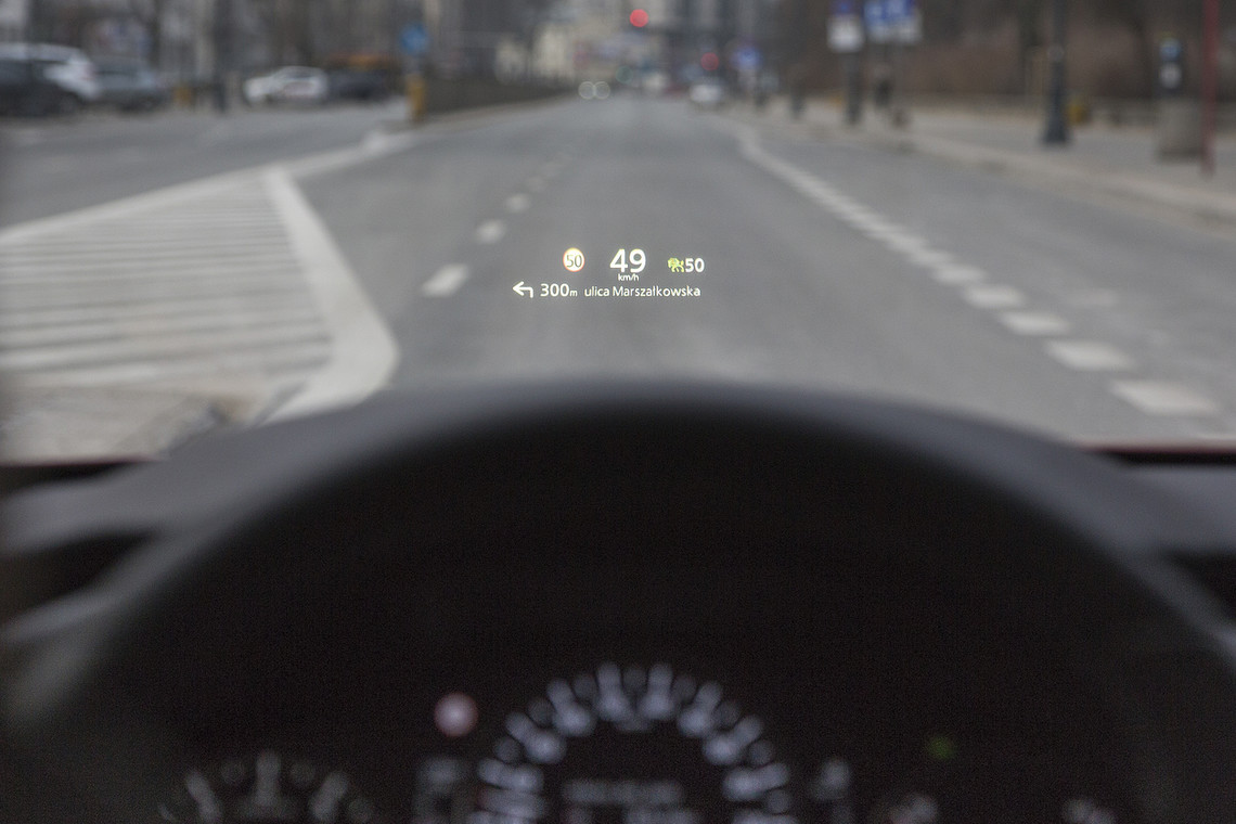 Kolorowy wyświetlacz head-up pozwala utrzymać skupienie na drodze 
