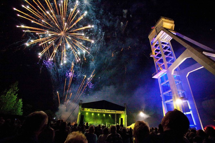 <b>Chorzów - otoczenie wieży wyciągowej szybu 