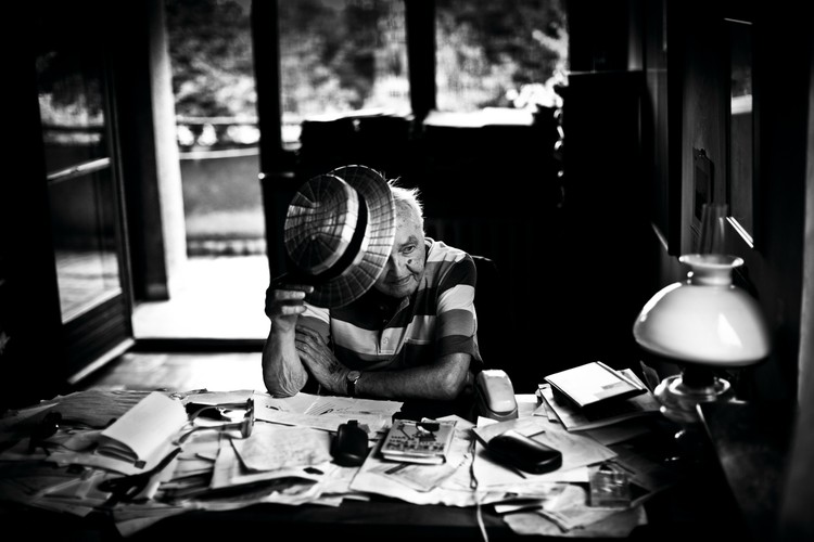 Zwycięzca w kategorii LUDZIE zdjęcia pojedyncze Adam Golec, „Gazeta Wyborcza Kraków”. <br /><br />Ludwik Jerzy Kern ze starym kanotierem w swoim krakowskim gabinecie.