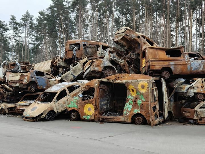 Fot. Archiwum własne. Zniszczone samochody na drodze pod Kijowem