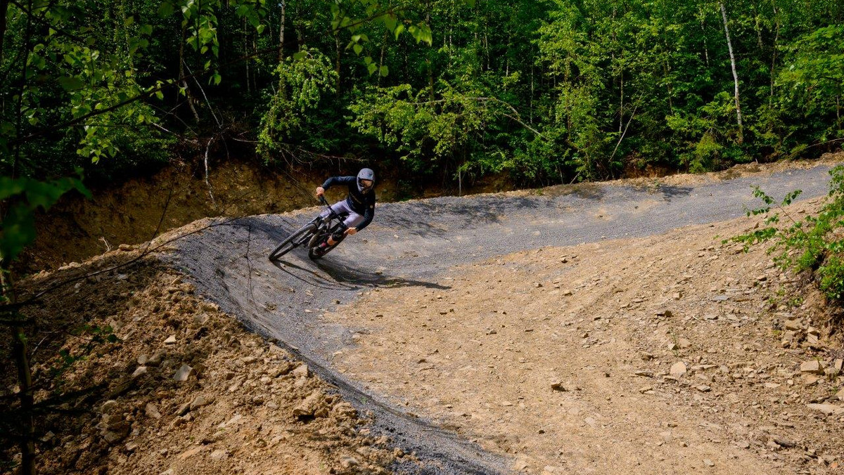 Wyprawy rowerowe, czyli połączenie sportu z wycieczką, to najlepszy pomysł na udane wakacje. Wymarzonym miejscem na taką turystykę jest Nowa Osada w Wiśle. Złaknieni adrenaliny rowerzyści znajdą tu atrakcyjne trasy zjazdowe. Zaś ci, którzy dopiero rozpoczynają swą przygodę na dwóch kółkach, mogą wybrać się do parku szkoleniowego.