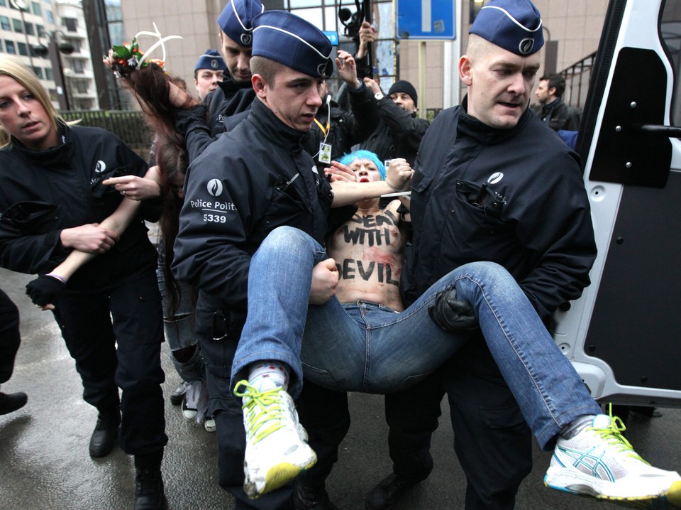 Roznegliżowany Femen protestuje mimo mrozu