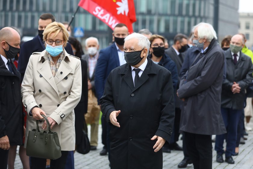 Miesięcznica w cieniu obostrzeń. Co z dystansem społecznym?!