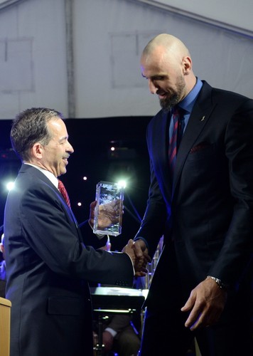 Marcin Gortat w rezydencji ambasadora USA odebrał zaszczytną nagrodę