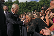 A Royal Welcome A day after his mother’s death, King Charles III is warmly greeted by well-wishers outside of Buckingham Palace. „Thank you so much, he said, „It’s so kind, it really is. I’m so touched.