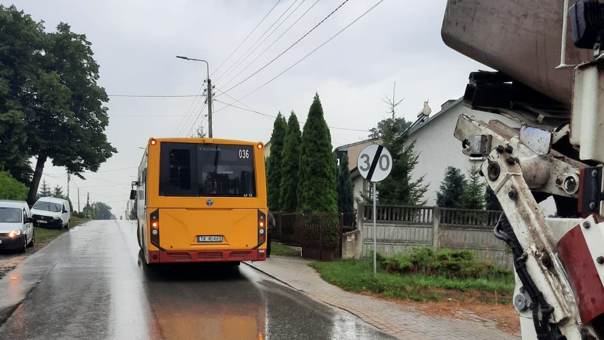 Kielce. Miejski autobus wjechał w śmieciarkę. Jedna osoba trafiła do szpitala