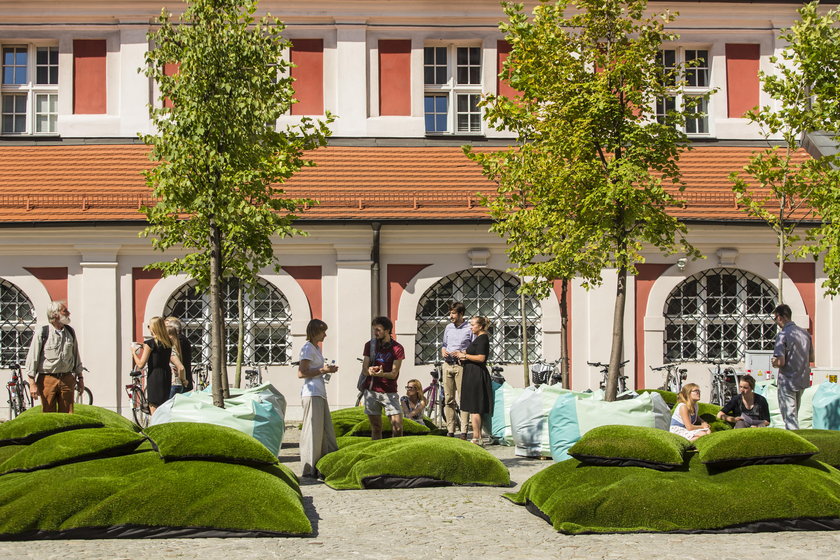 Dziedziniec przed poznańskim urzędem miasta zmienił się w park