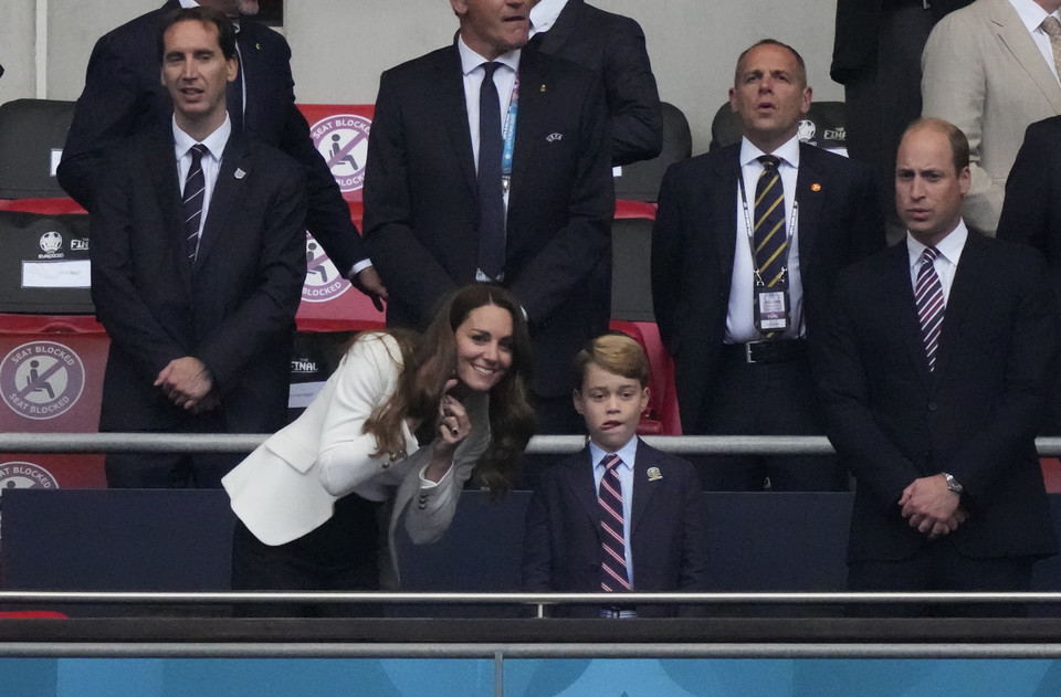 Księżna Kate, książę William i książę George dopingują Anglię na Wembley