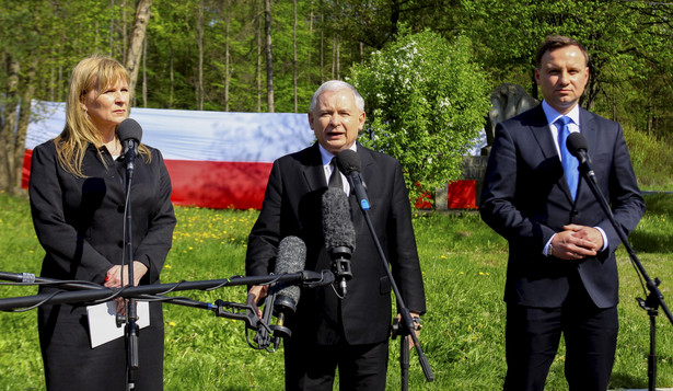 Małgorzata Gosiewska, Jarosław Kaczyński i Andrzej Duda podczas konferencji prasowej. Fot. PAP/Michał Walczak