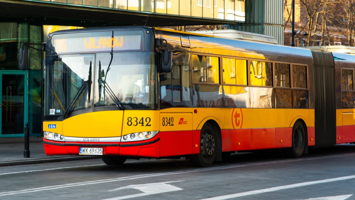 Autobus ciągnął za sobą kobietę po ulicy. Tragiczny wypadek