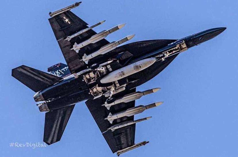 Zdjęcie przedstawiające samolot F/A-18F Super Hornet z czterema treningowymi pociski AIM-174B. Zasięg pocisków przekracza prawdopodobnie 200 mil morskich (370 km). Dostrzec możemy także szkolne AIM-120 oraz AIM-9.