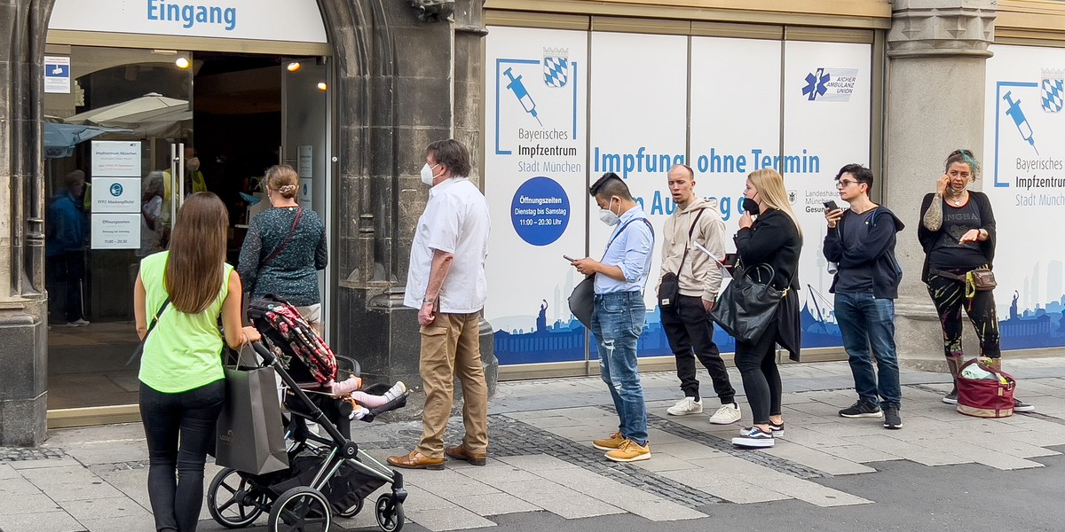 Kolejka do punktu szczepień w centrum Monachium.