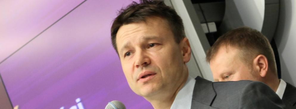 <b>Debiut giełdowy Alior Banku</b><br>
Alior Bank nikogo nie zwiódł: Akcje podrożały w debiucie o ponad 8 proc., ściągnął 2,1 mld zł. Tym samym jest to największy w historii debiut publiczny prywatnej firmy w Polsce. <br>
Nagrodę za udany debiut na giełdzie Alior Banku otrzymają menedżerowie - to niemal 90 mln euro do podziału. Największa część bonusu trafi zapewne do Nielsa Lundorffa, Wojciecha Sobieraja i Cezarego Smorszczewskiego (na zdjęciu).