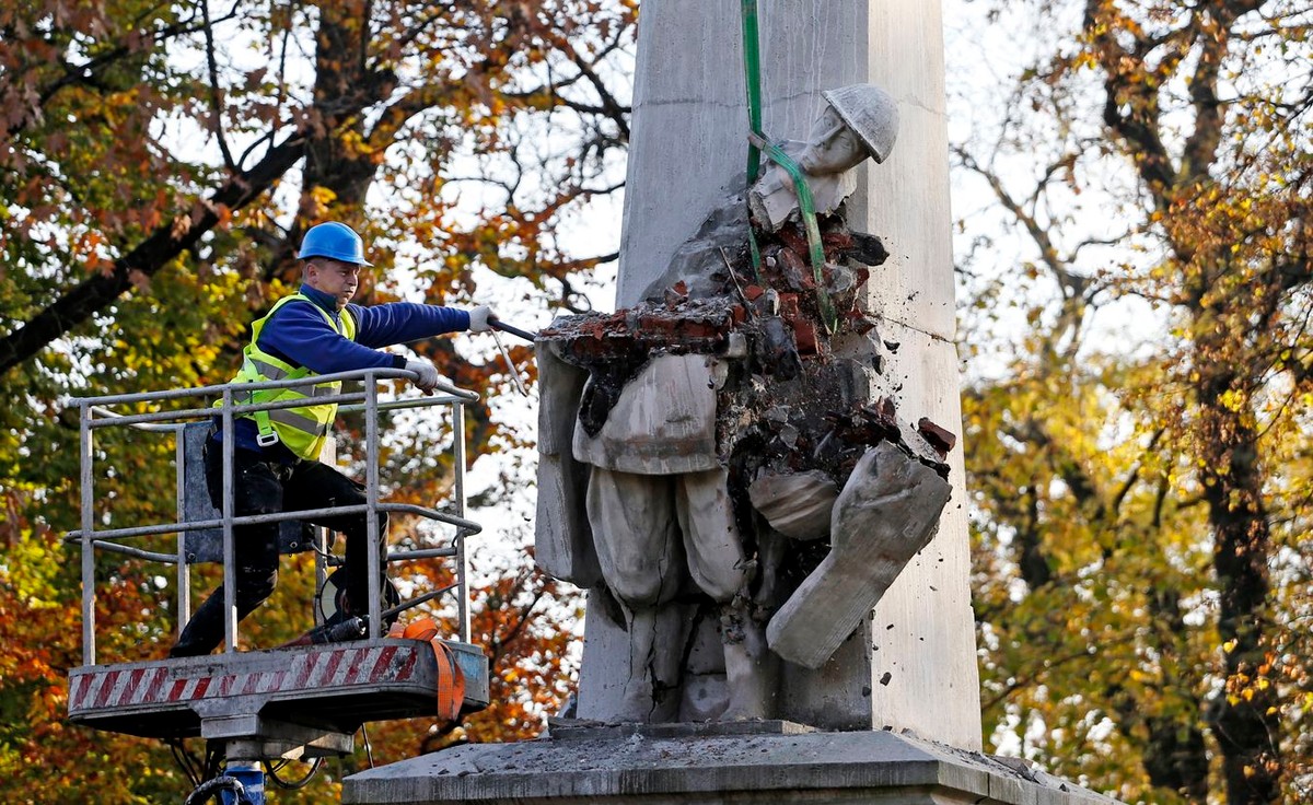 Demontaż pomnika żołnierzy Armii Czerwonej w Głubczycach